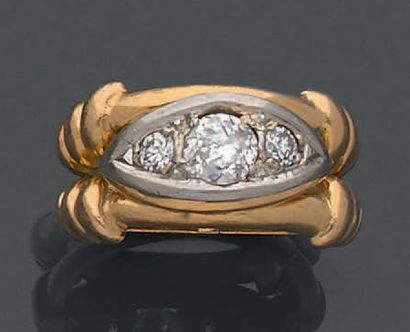 18K (750) yellow and white gold ring, featuring...