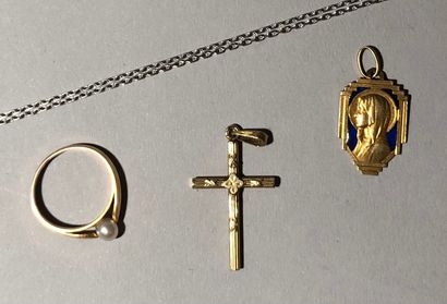 Set in 18K (750) yellow gold, comprising...