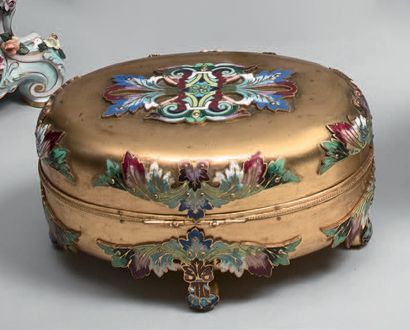 Coffret ovale en bronze doré à décor de cartouches...