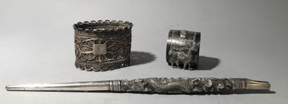 Porte-plume en argent (800), le manche ciselé...