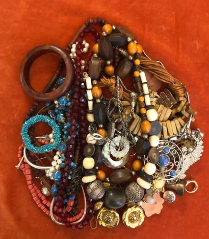 Set of costume jewellery in various materials,...