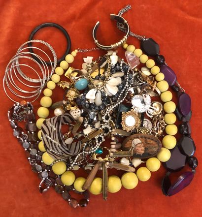 Set of costume jewellery in various materials,...