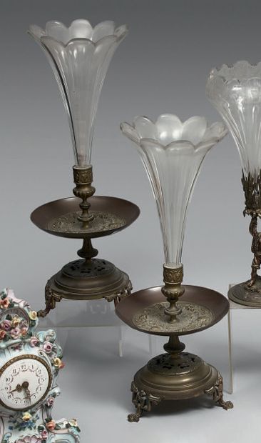 Paire de vases cornet en cristal, le col...
