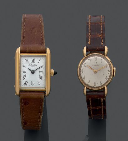 Set in 18K (750) yellow gold comprising:...