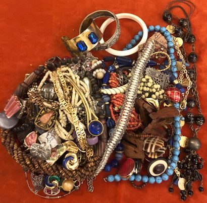 Ensemble de bijoux fantaisie en matières...