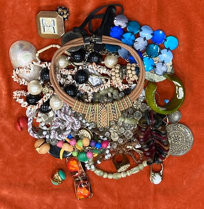 Set of costume jewellery in various materials,...