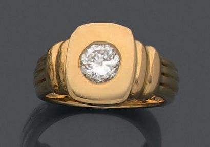 18K (750) yellow gold ring, set with a diamond...