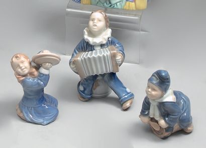 Three porcelain statuettes: The little musicians....