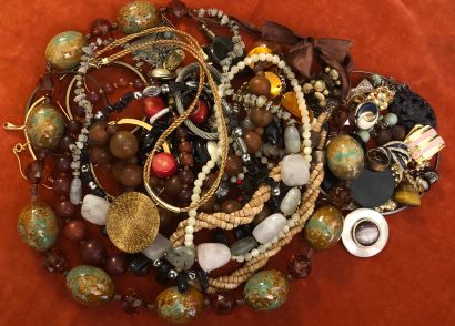 Set of costume jewellery in various materials,...