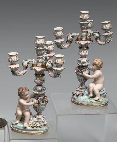 Paire de flambeaux en porcelaine, à décor...