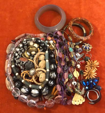 Ensemble de bijoux fantaisie en matières...