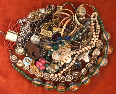 Ensemble de bijoux fantaisie en matières...