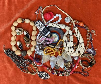 Set of costume jewellery in various materials,...