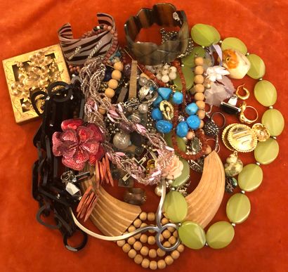 Set of costume jewellery in various materials,...