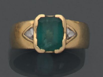 18K (750) yellow gold ring set with a rectangular...