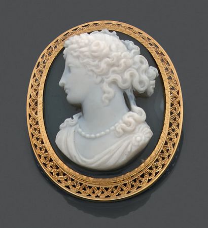18K (750) yellow gold brooch, the oval pierced...