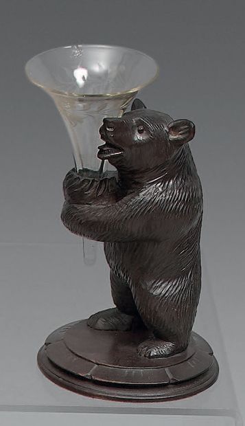 
Standing bear figurine in carved wood, carrying...