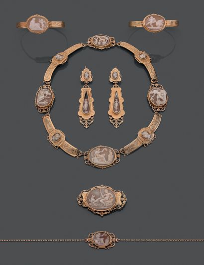 
An 18K (750) yellow gold set, chased with...