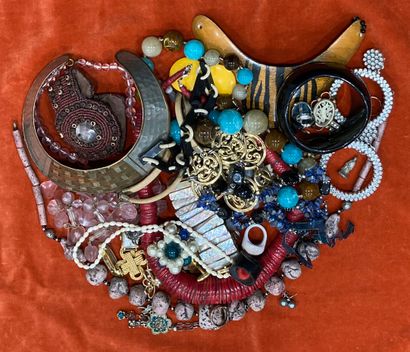 Set of costume jewellery in various materials,...