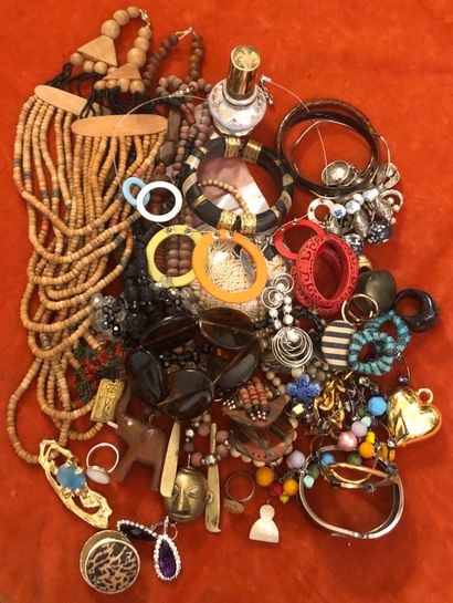 Ensemble de bijoux fantaisie en matières...