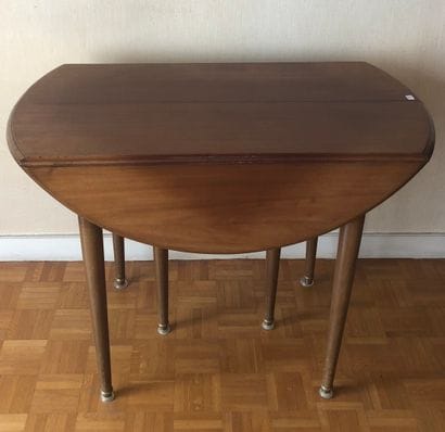 Mahogany table, the round top with flaps...