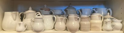 Ensemble d'une vingtaine de pichets en porcelaine...