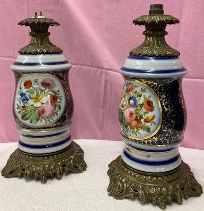 BAYEUX. Paire de vases en porcelaine à décor...