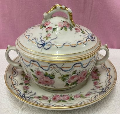 Bouillon couvert et son présentoir en porcelaine,...