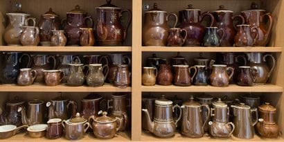 Fort ensemble de pichets, verseuses, pots...