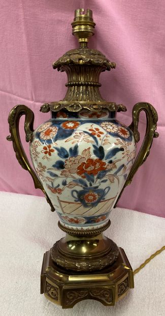 Vase en porcelaine en bleu sous couverte...