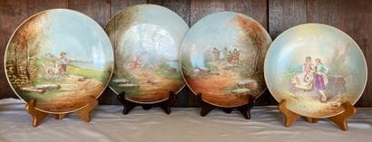 Quatre assiettes de différentes tailles en...