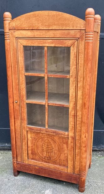 Small cupboard in natural wood, the rounded...