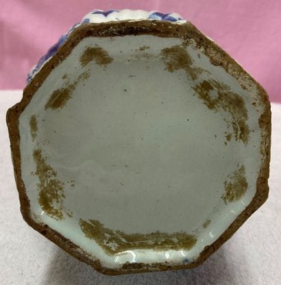 DELFT, XVIIIe siècle. Vase bouteille de forme...