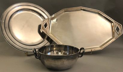Set in silver plated metal, including: a...