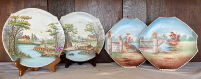 Deux paires d'assiettes en porcelaine à décor...
