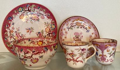 Tasse à thé en porcelaine ; deux tasses à...