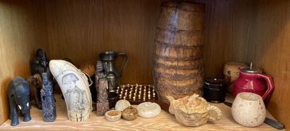 Mannette of trinkets in various materials,...