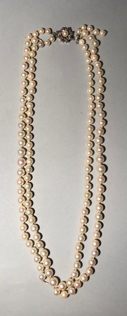 Necklace with two strings of cultured pearls,...
