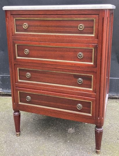 Small molded mahogany chest of drawers, fluted...