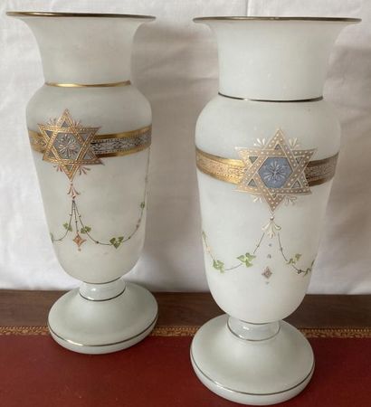 
Paire de vases balustre en verre opalin...