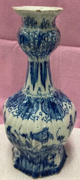 DELFT, XVIIIe siècle. Vase bouteille de forme...