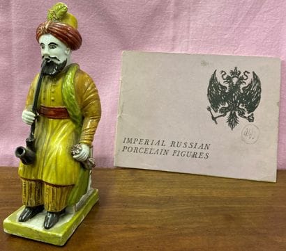 Statuette en porcelaine polychrome représentant...