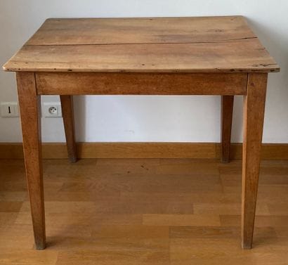 
Rustic table in fruit wood. The feet sheath....