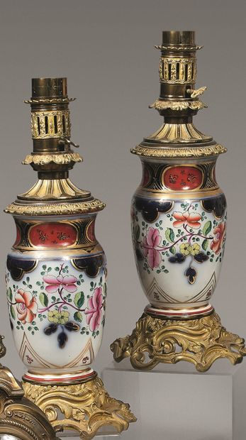 Paire de lampes à pétrole formées d'un vase...