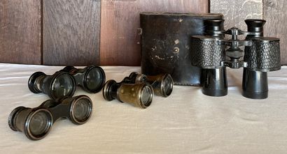 Set consisting of a large pair of binoculars...