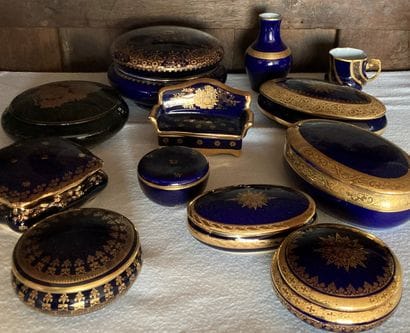 Neuf boîtes à décor en dorure sur fond gros...
