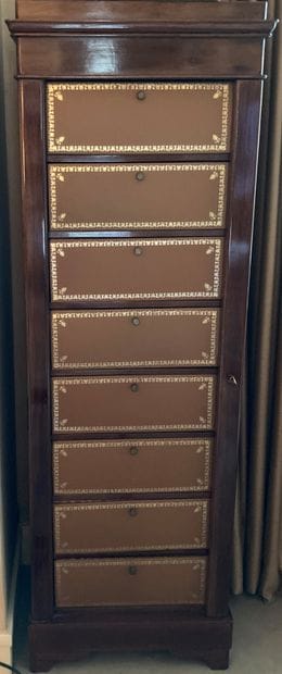 Mahogany cabinet, the eight compartments...
