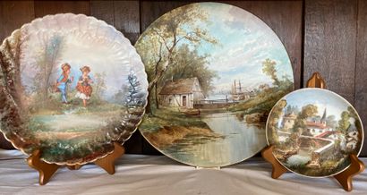 Grand plat et plat à décor de vaguelettes...