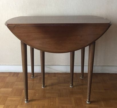 Mahogany table, the round top with flaps...
