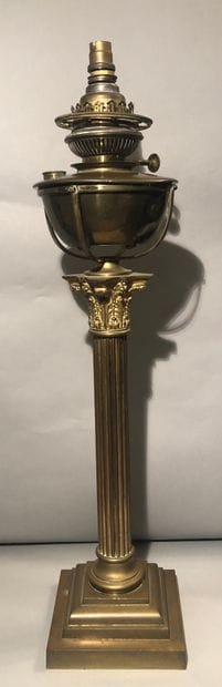 Large oil lamp in brass, the shaft in column...